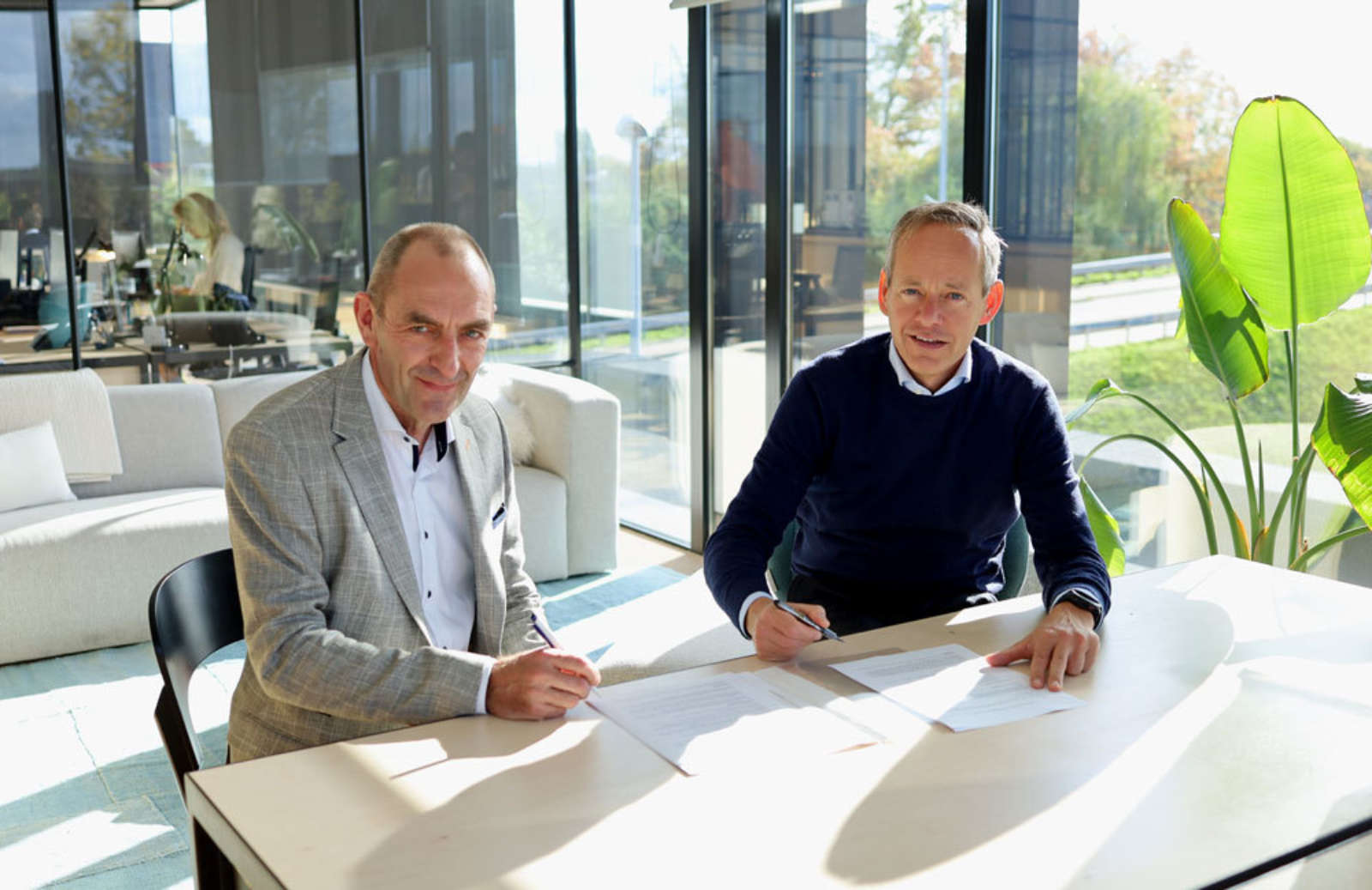 Jan Cools (Be-Mobile) and Serge Smets (WPS Belgium) signing the 4411 and WPS off-street parking partnership