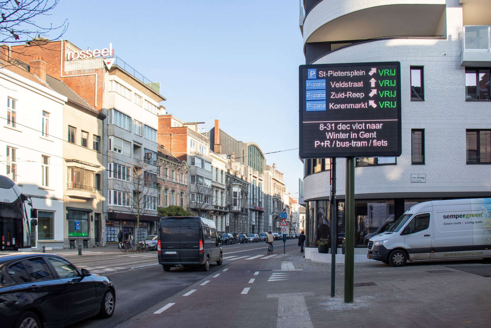 LED parking guidance sign in central Ghent — Be-Mobile dynamic traffic control system